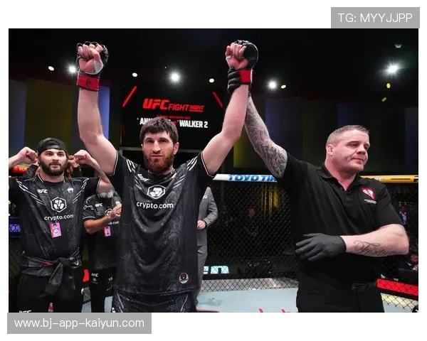 UFC计划七月国际格斗周举行重磅头条主赛，轻量级冠军统一战或上演。